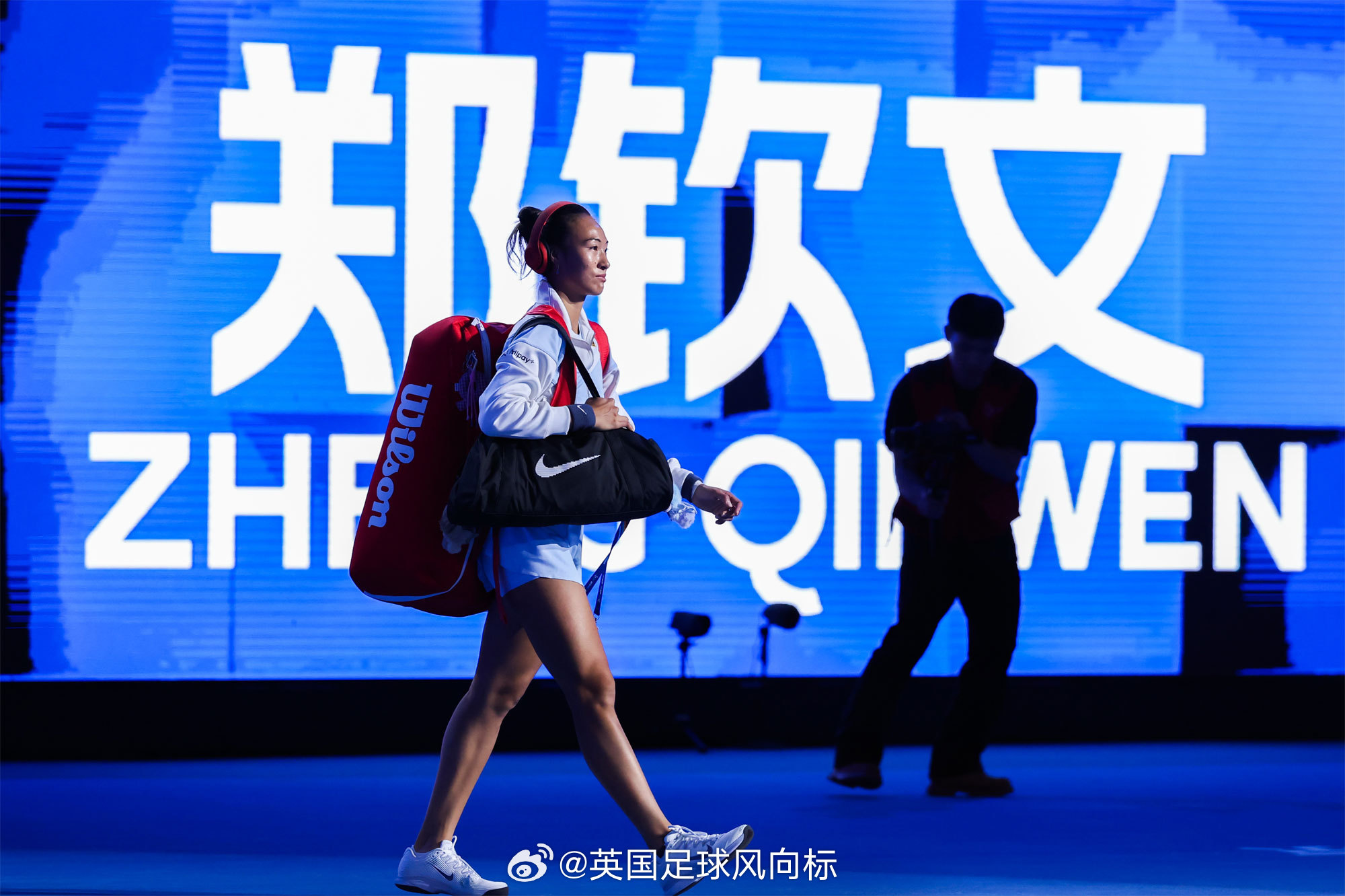 郑钦文中网复出首胜晋级32强，携手奥迪E5满电回归