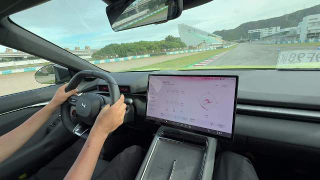 第一视角来看看专业教练开全新小鹏P7跑一圈珠海国际赛车场！