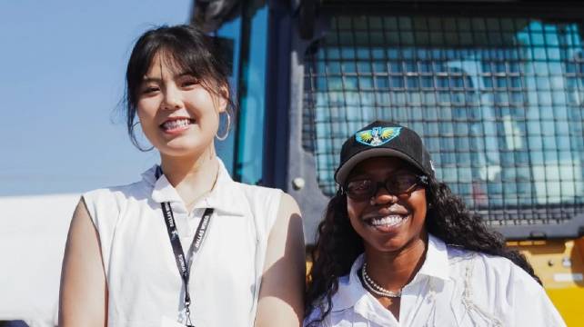 小宝在达拉斯飞翼队训练中心奠基仪式上