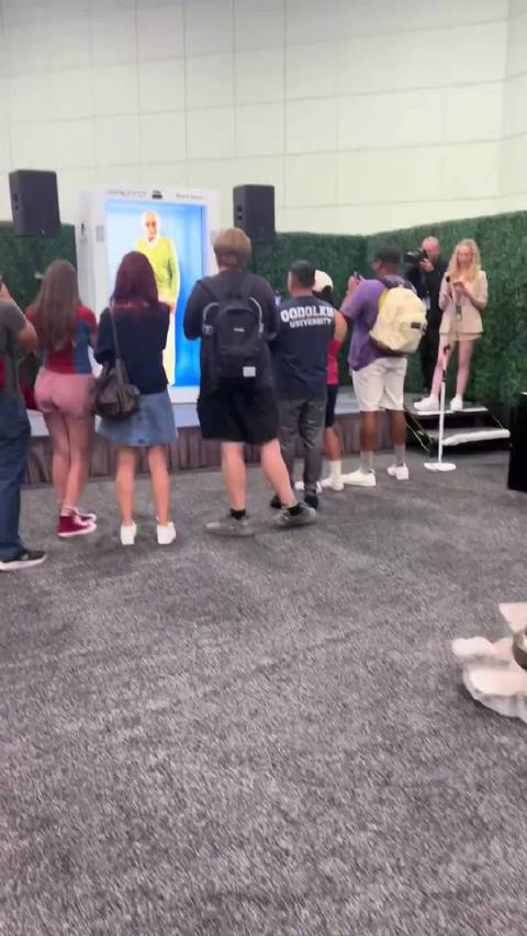 LA漫展AI版斯坦李迎宾互动引热议