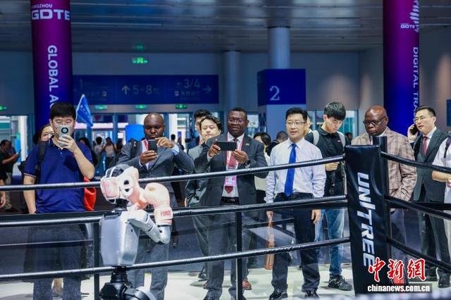 9月26日,第四届全球数贸会主题展区,国际客商观看人形机器人拳击表演。(浙江省商务厅供图)