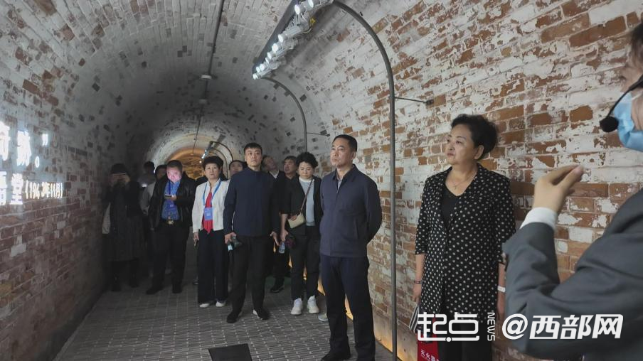 考察团在长乐塬抗战工业遗址