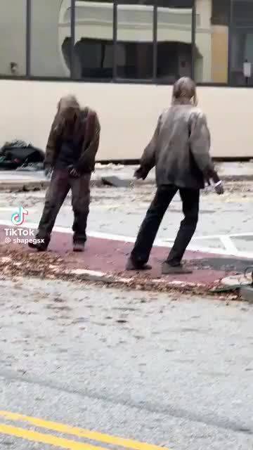 美剧《行尸走肉》中候场的临时演员