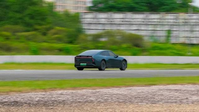 车主首驾小鹏P7珠海赛道飙至200km/h