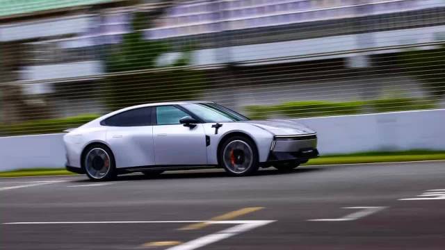 小鹏P7车主珠海赛道嘉年华炫技潮改