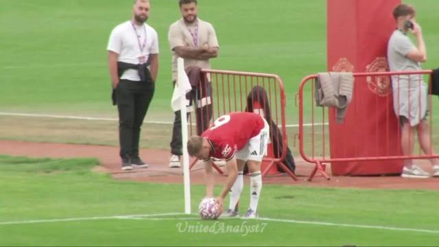 哈维提拔Jim Thwaites加入成年足球队