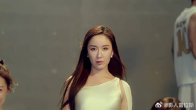 公寓众人参加庆典，一菲一袭白色飘逸长裙，小贤看直眼