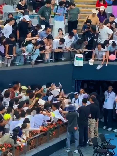 中网签名签成贪吃蛇！比赛40分钟签名半小时，斯瓦泰克暖心回应