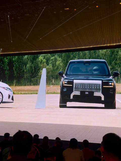 极氪9x上市搭载主动防撞抬升底盘功能