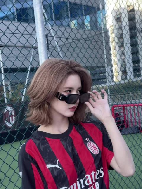 刘些宁亮相AC米兰球赛，运动风造型活力十足