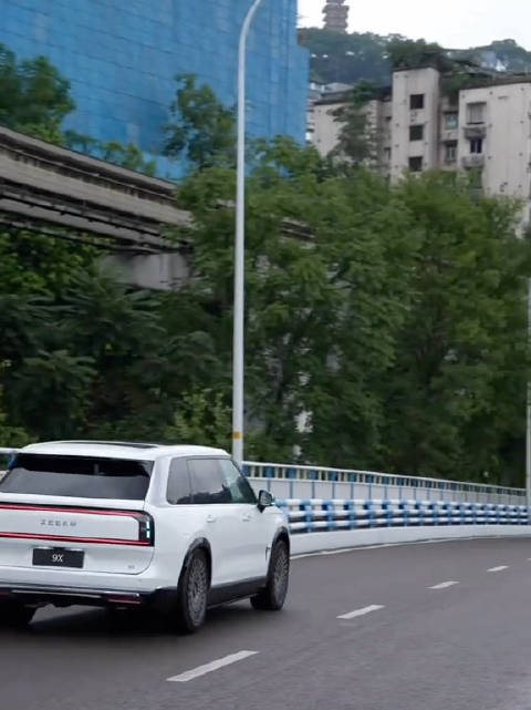 极氪9X旗舰SUV性能突破，3.1秒破百、9分钟快充