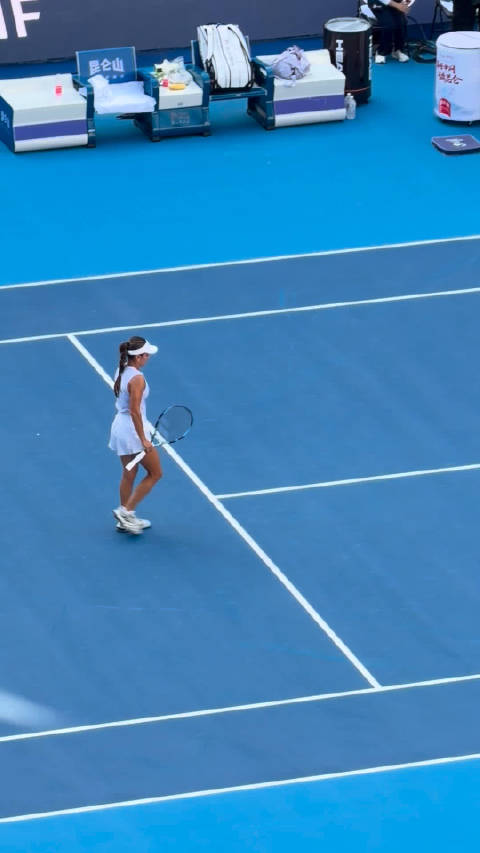 话音刚落，奥索里奥0-6、0-40退赛～ 斯瓦泰克跻身第四轮，将战纳瓦罗