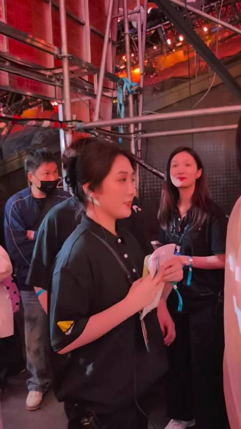 网友分享大湾区晚会艺人后台怼脸拍视频，周深王力宏等出镜