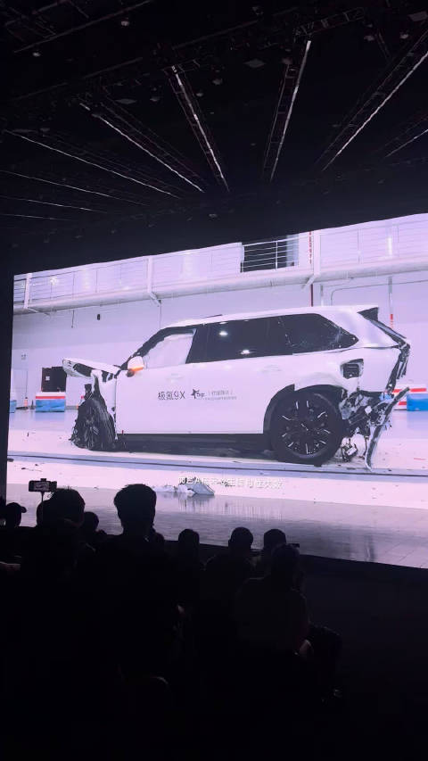 极氪9X连环四连碰测试，假人无恙