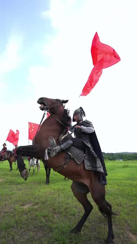马蹄声响，红旗飘扬！花木兰与将士擎旗策马，花式迎国庆！