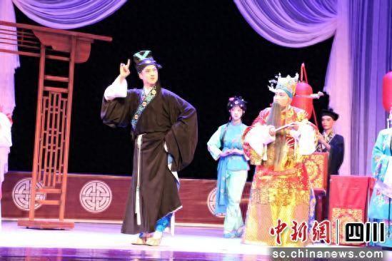 国家一级演员、梅花奖得主肖得美(左)。肖得美工作室 供图