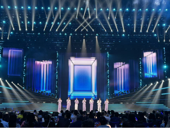 图为“时代少年团”一出场就迎来全场欢呼。（记者富子梅摄）