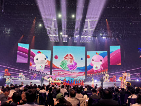 图为第十五届全运会志愿者们唱响《你的未来》。（记者富子梅摄）