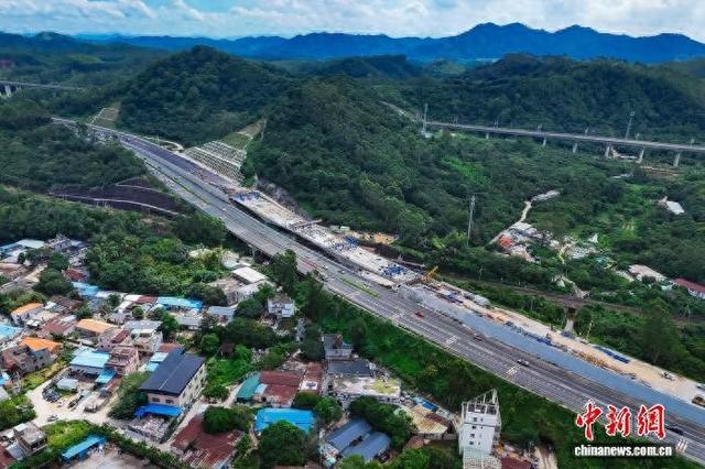 长深高速扩建工程上跨京九铁路连续梁顺利合龙。中铁四局 供图