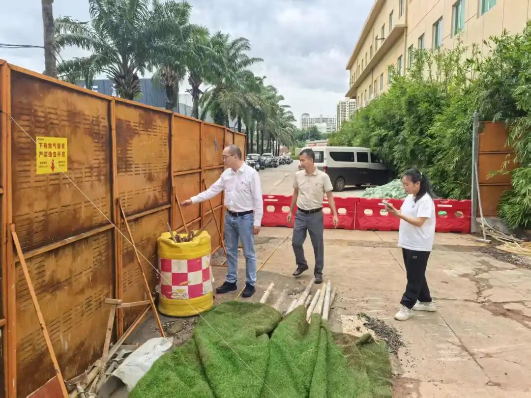 杨义深入园区企业、项目工地开展防风防汛安全检查。