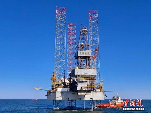 9月29日,中国海油宣布在渤海湾盆地成功钻获高产油气井。这是JZ27-6-3井测试现场放喷。 (中国海油供图)