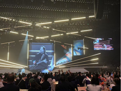 图为年逾八旬的美国歌手贝蒂·希金斯演唱《卡萨布兰卡》。（记者富子梅摄）