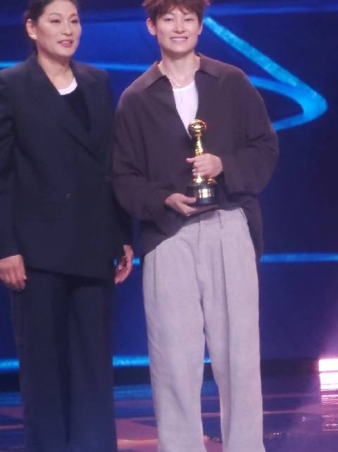 微博篮球之夜年度榜样运动员@杨力维Yic ​，现场人气真的是没谁了！