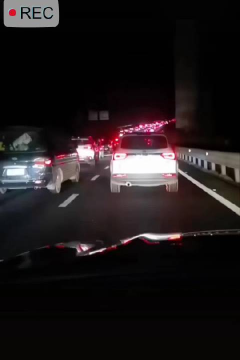 一年两箱油的车主，废了了两天割草洗车，上高速通宵走两米，真是顶心顶肺