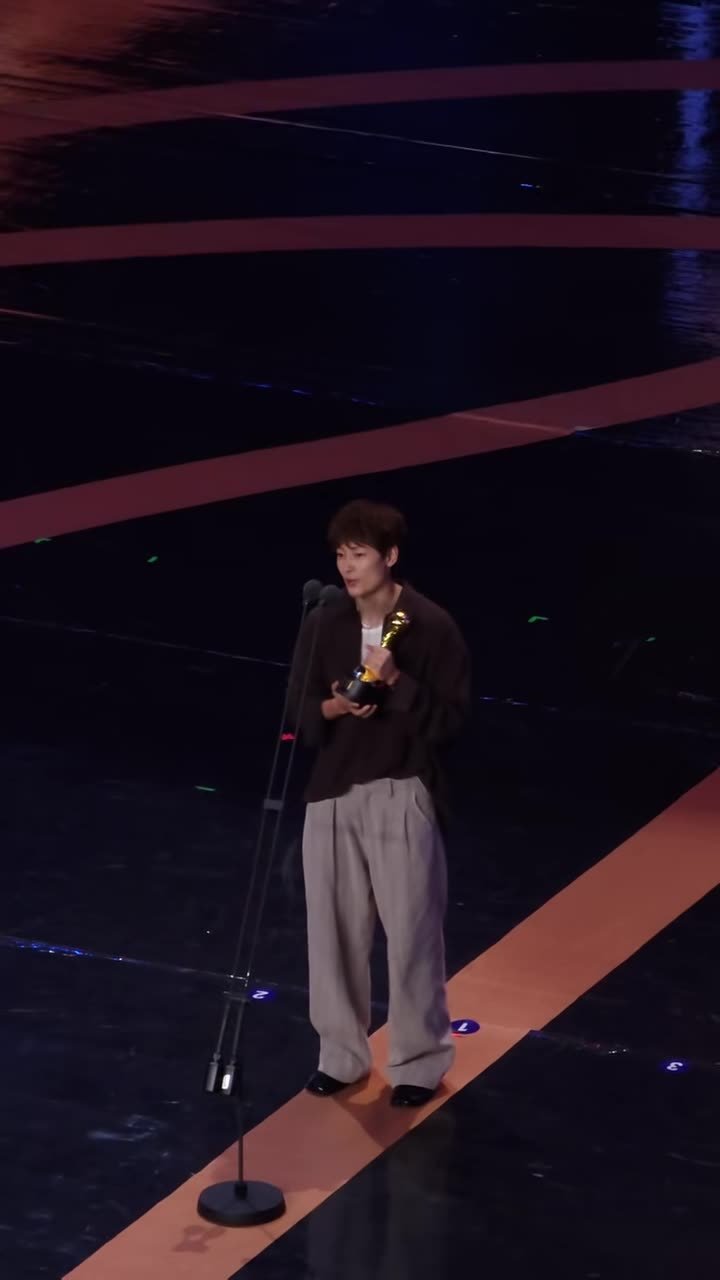 杨力维个人奖颁奖全过程，年度榜样运动员好酷好飒啊