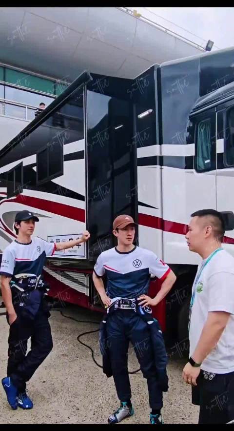 王一博获国际D驾照，李治廷许魏洲教练证实