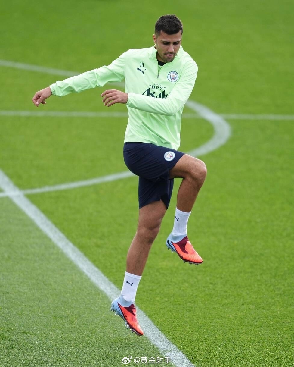 曼城25人阵容亮相欧冠赛前训练，罗德里带伤坚持参训