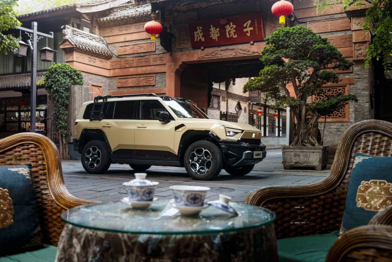 猛士M817最小5.2m转弯半径，独配循迹倒车系统，大块头也能玩转老小区！