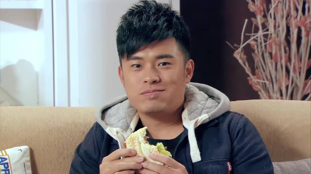 《爱情公寓4》名场面：曾小贤吃芥末汉堡！