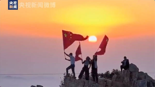 转发！我和国旗合张影