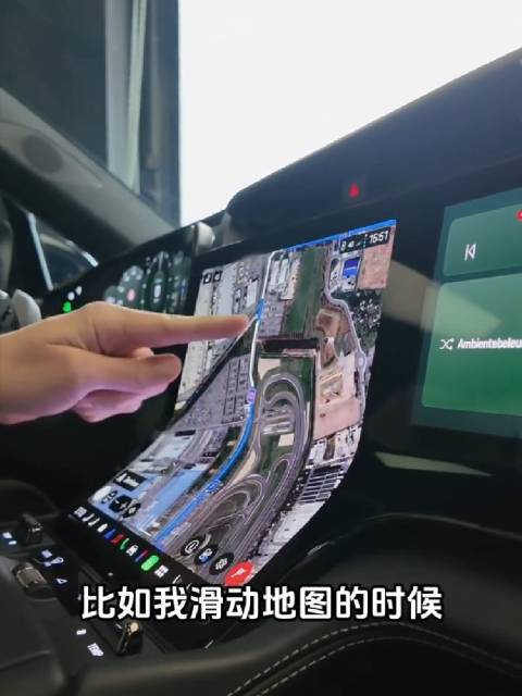 看看纯电卡宴，曲面屏体验效果如何