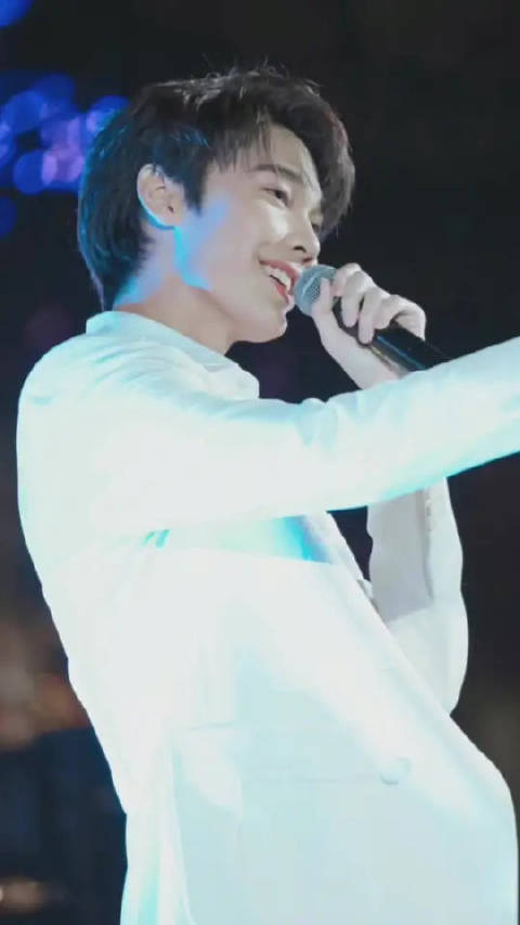 花泽类开着西门的阿斯顿·马丁去救她的公主啦