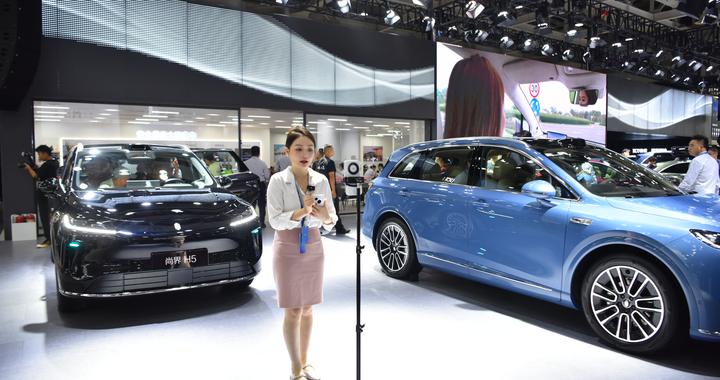 国庆假期首日 长沙车展人气旺