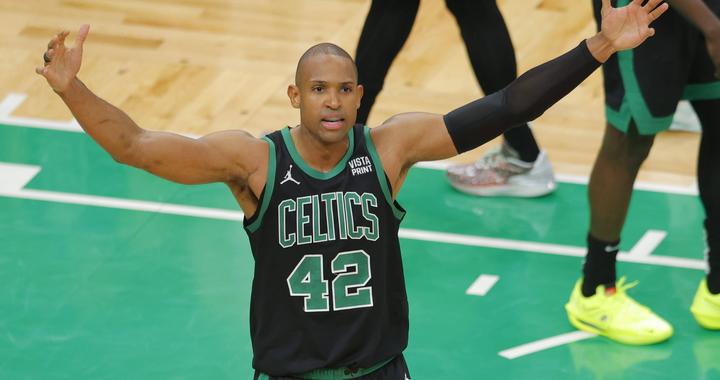 39岁拿1200万肥约，他是易建联同届选秀，39岁还是球星，老婆很美