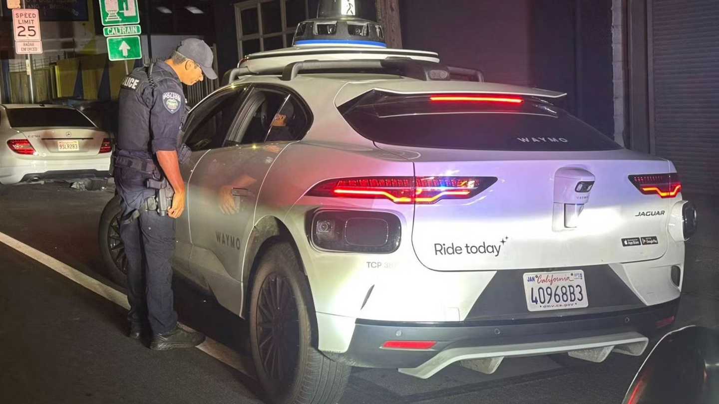 Waymo 无人驾驶汽车违规掉头被拦停，警察却无法开罚单