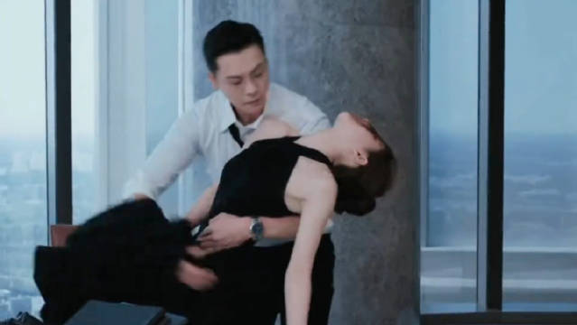 原来晕倒也是一门学问，这场戏陈伟霆 赵露思和导演组研究了很长时间！