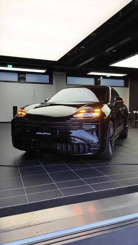 外媒抢先体验纯电卡宴， 这曲面大屏科技感拉满了