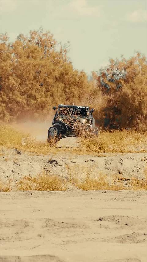 感受一下超长悬架带来的从容感，坡直接飞