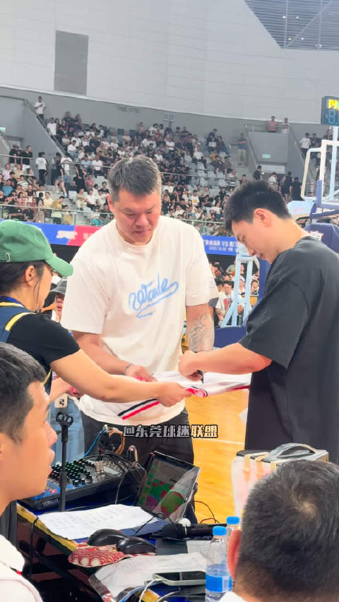 20251002｜汕头 胡明轩现身助阵粤澳男篮明星赛