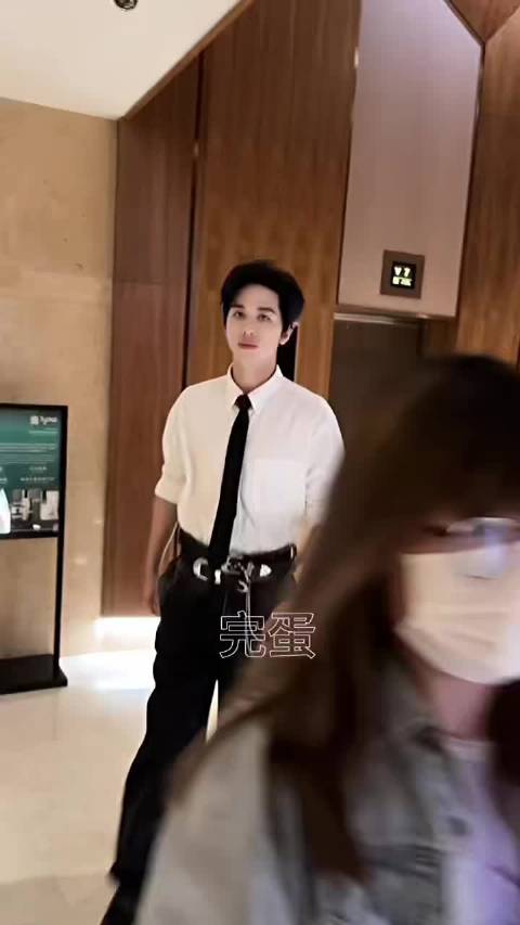 许魏洲蓝发挑染造型亮相舞台，白衬衫制服展现完美线条