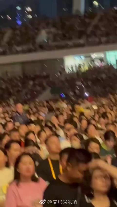 草蜢刘惜君现身林忆莲演唱会台下跟唱