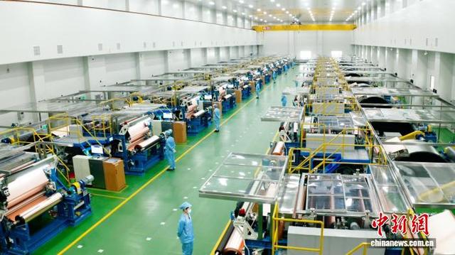 图为嘉元科技铜箔生产车间。受访者供图