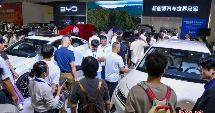 国庆假期海南民众赶“车展大集”