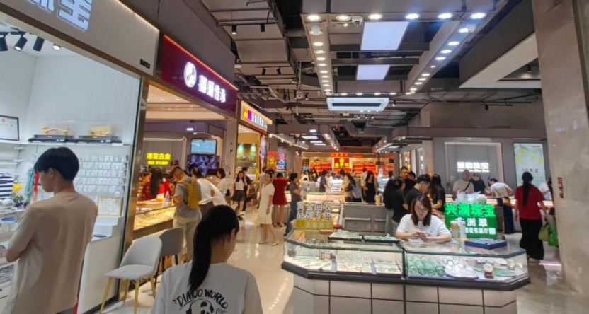 (国庆中秋长假期间的水贝黄金珠宝市场 吴家明/摄)