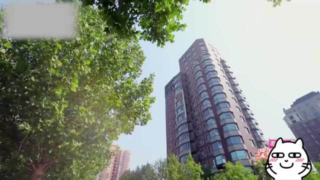 李晟反差萌引热议，录节目频落物品显迷糊