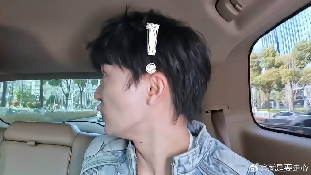 周传雄竟跟伍佰是同学，周深惊出表情包，娱乐圈这么小？